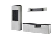 Moderne Wandkombination in Weiß mit schwarzer Marmoroptik, bestehend aus einem hohen Schrank, einem langen Sideboard und einem Wandregal. Frontalansicht.