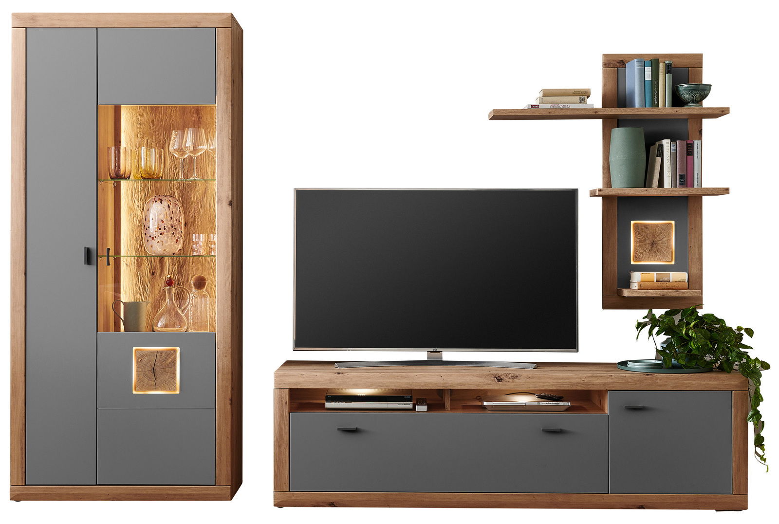 Moderne Wandkombination aus Holz und grauen Elementen, bestehend aus einem hohen Schrank mit Glastüren, einem TV-Schrank und einem Wandregal mit Büchern und Dekorationen. Frontalansicht.