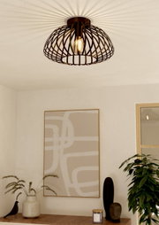 Plafondlamp ESPINAL van Eglo in een moderne woonkamer, gefotografeerd vanuit een laag standpunt.
