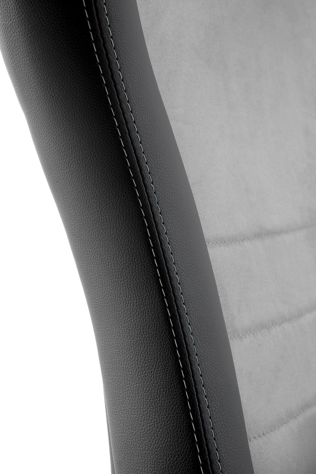 Nahaufnahme eines Gaming Stuhls mit schwarzem Kunstleder und grauem Stoffbezug, seitliche Perspektive