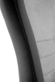 Nahaufnahme eines Gaming Stuhls mit schwarzem Kunstleder und grauem Stoffbezug, seitliche Perspektive