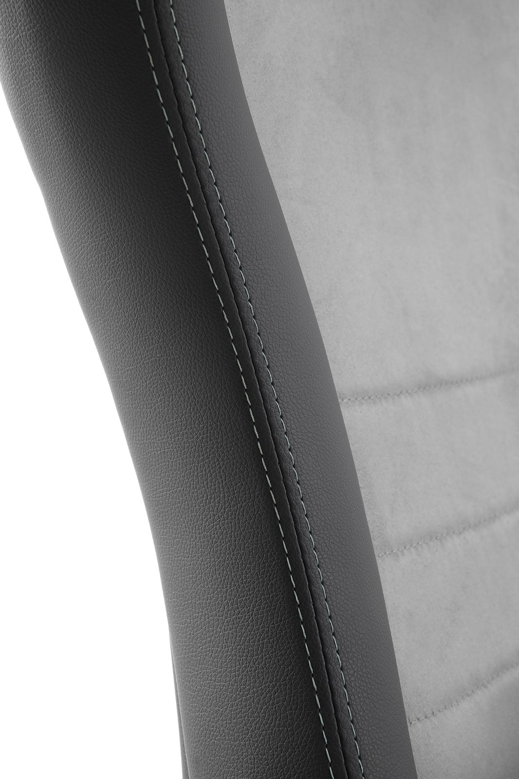 Nahaufnahme eines Gaming Stuhls mit schwarzem Kunstleder und grauem Stoffbezug, seitliche Perspektive