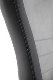 Nahaufnahme eines Gaming Stuhls mit schwarzem Kunstleder und grauem Stoffbezug, seitliche Perspektive