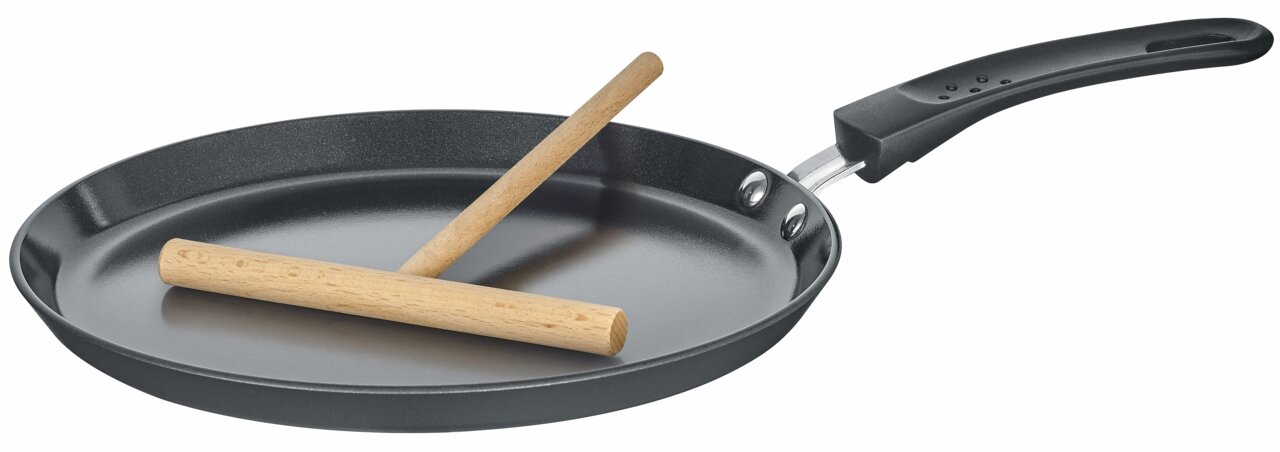 Crepes Pfanne 24cm mit Holzverteiler, seitliche Perspektive