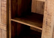 Nahaufnahme eines Highboards aus Holz mit offenen Regalfächern, seitliche Perspektive