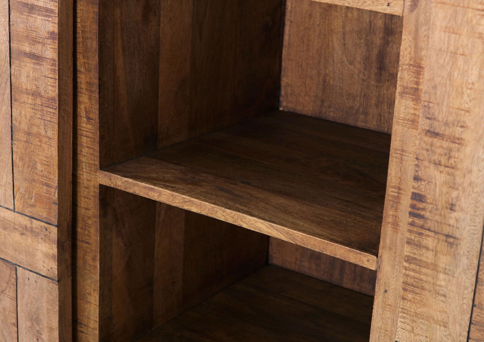 Nahaufnahme eines Highboards aus Holz mit offenen Regalfächern, seitliche Perspektive