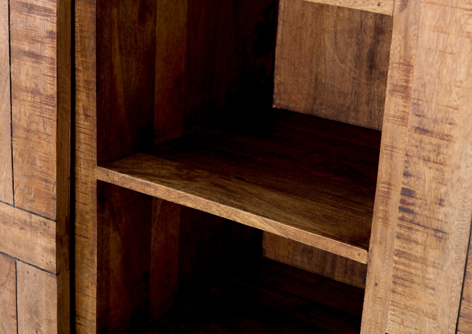 Close-up van een houten hoogkast met open planken, gezien vanaf de zijkant