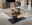 Moderner Couchtisch mit Glasplatte und Holzdetails, seitliche Perspektive