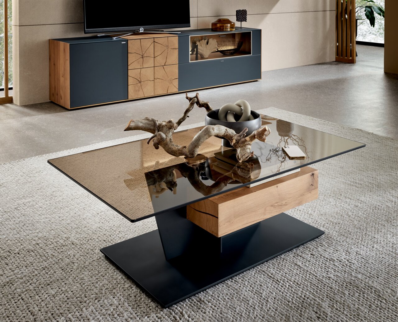 Moderner Couchtisch mit Glasplatte und Holzdetails, seitliche Perspektive