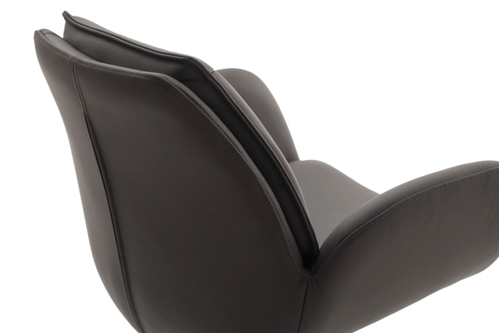 Nahaufnahme eines Barstuhls aus dunklem Leder, seitliche Perspektive