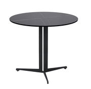 Runder Beistelltisch mit schwarzer Tischplatte und dreibeinigem Metallgestell, seitliche Perspektive