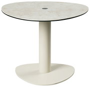 Runder Beistelltisch mit hellem, marmoriertem Tischplatte und stabilem, zylindrischem Standfuß, seitliche Perspektive