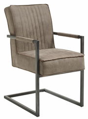 Moderner Armlehnstuhl mit grauem Polster und Metallgestell, seitliche Perspektive