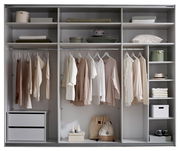 Offener weißer Kleiderschrank mit mehreren Fächern, Kleiderstangen und Schubladen, bestückt mit aufgehängter Kleidung, gefalteten Textilien, Boxen, Hüten und Schuhen; Frontansicht.