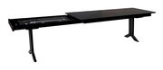 Erweiterbarer Esstisch in dunklem Holz, seitliche Perspektive, teilweise ausgezogen.