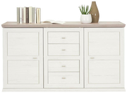 Weißes Sideboard mit vier Schubladen und zwei Türen, dekoriert mit Büchern, einer Pflanze und einer Vase, aus frontaler Perspektive.