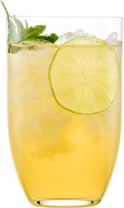 Nahaufnahme in Frontalansicht: Erfrischender gelber Cocktail/Mocktail im Glas mit Eiswürfeln, Limettenscheibe und Minze vor weißem Hintergrund