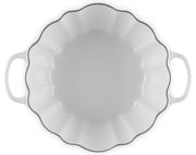 Weißer Kürbis-Bräter mit gewelltem Rand und zwei Griffen, Ansicht von oben