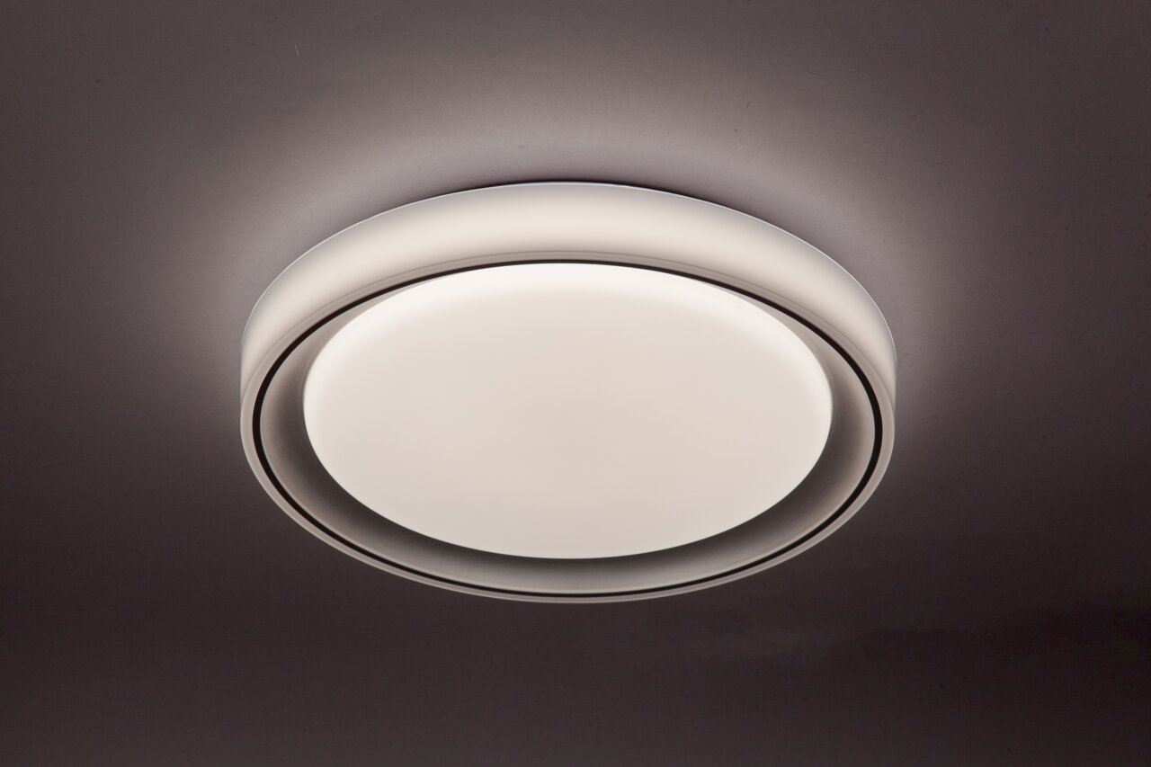 Runde LED-Deckenleuchte in moderner Optik, von unten betrachtet, mit sanftem Lichtschein an der Decke.