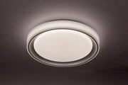 Runde LED-Deckenleuchte in moderner Optik, von unten betrachtet, mit sanftem Lichtschein an der Decke.