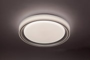 Runde LED-Deckenleuchte in moderner Optik, von unten betrachtet, mit sanftem Lichtschein an der Decke.