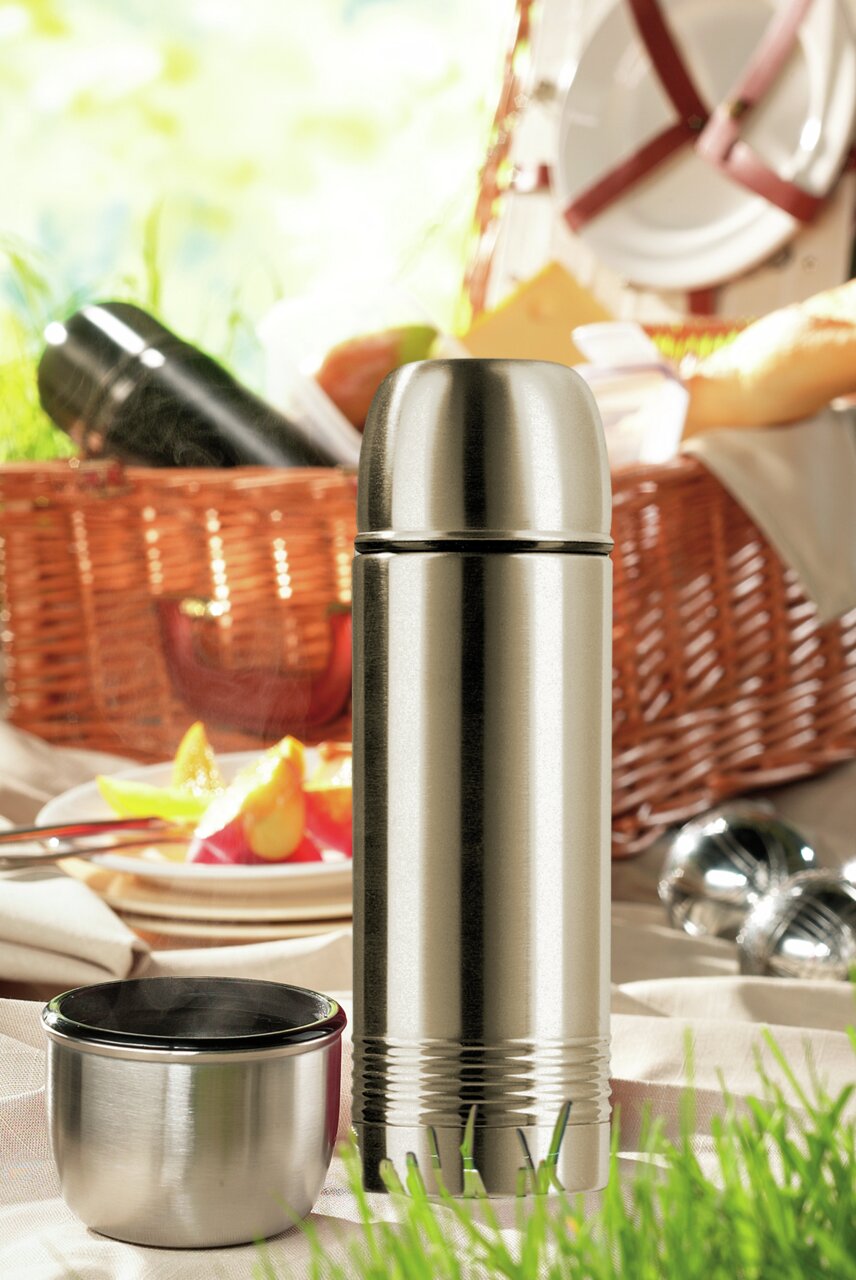 Emsa Isolierflasche 0,35 L SENATOR Edelstahl-Isolierflasche SENATOR 0,35 L mit abgenommenem Deckel, im Vordergrund auf einer Picknickdecke, mit einem Picknickkorb im Hintergrund.