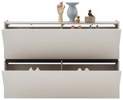 Hängeschuhschrank mit zwei offenen Klappen, dekoriert mit Holzfiguren und Vase, Frontalansicht