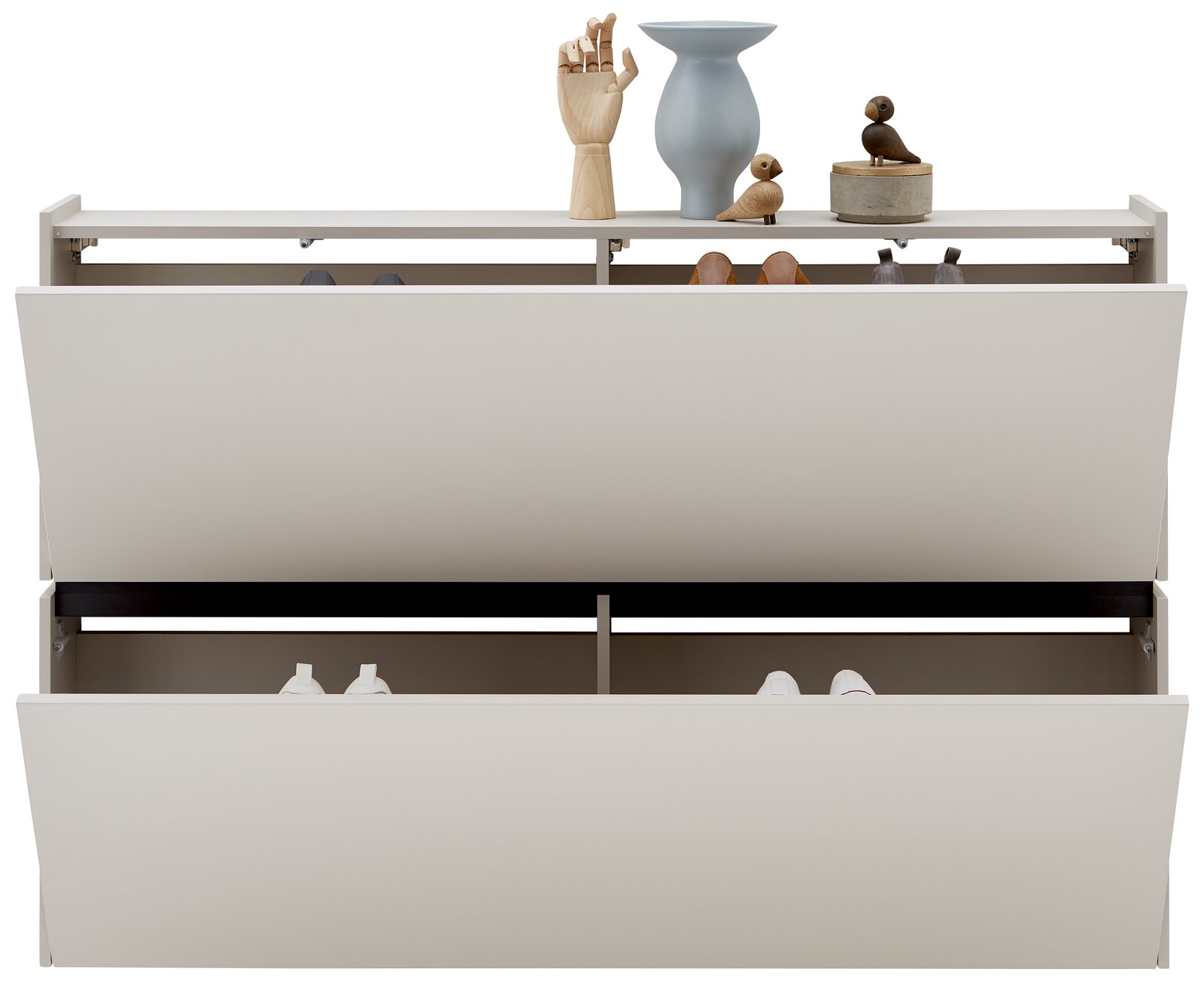 Hängeschuhschrank mit zwei offenen Klappen, dekoriert mit Holzfiguren und Vase, Frontalansicht