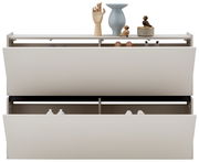 Hängeschuhschrank mit zwei offenen Klappen, dekoriert mit Holzfiguren und Vase, Frontalansicht