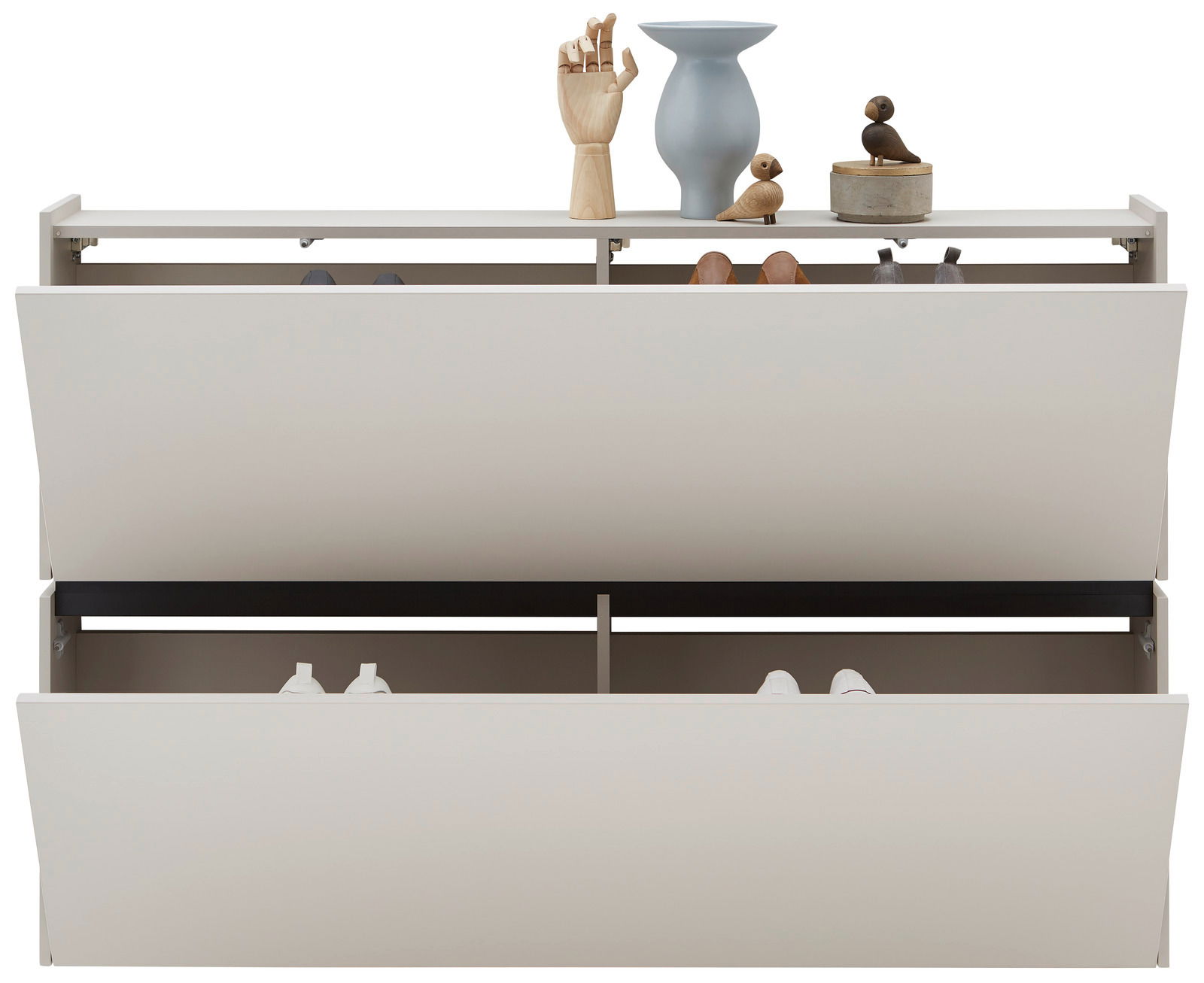 Hängeschuhschrank mit zwei offenen Klappen, dekoriert mit Holzfiguren und Vase, Frontalansicht