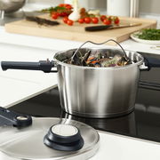 Edelstahl-Schnellkochtopf Vitavit Premium Set 4,5 l mit Muscheln gefüllt, auf einem Herd in einer modernen Küche, seitliche Perspektive