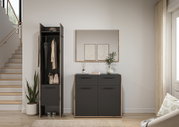 Modernes Flur-Set mit hohem Garderobenschrank und Sideboard in Mattschwarz mit Holzrahmen, darüber großer Wandspiegel; frontale Perspektive im hellen Eingangsbereich.