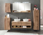 Moderne Badezimmermöbel aus Holz mit zwei Waschbecken, einem großen Spiegel und Stauraum, frontal betrachtet.