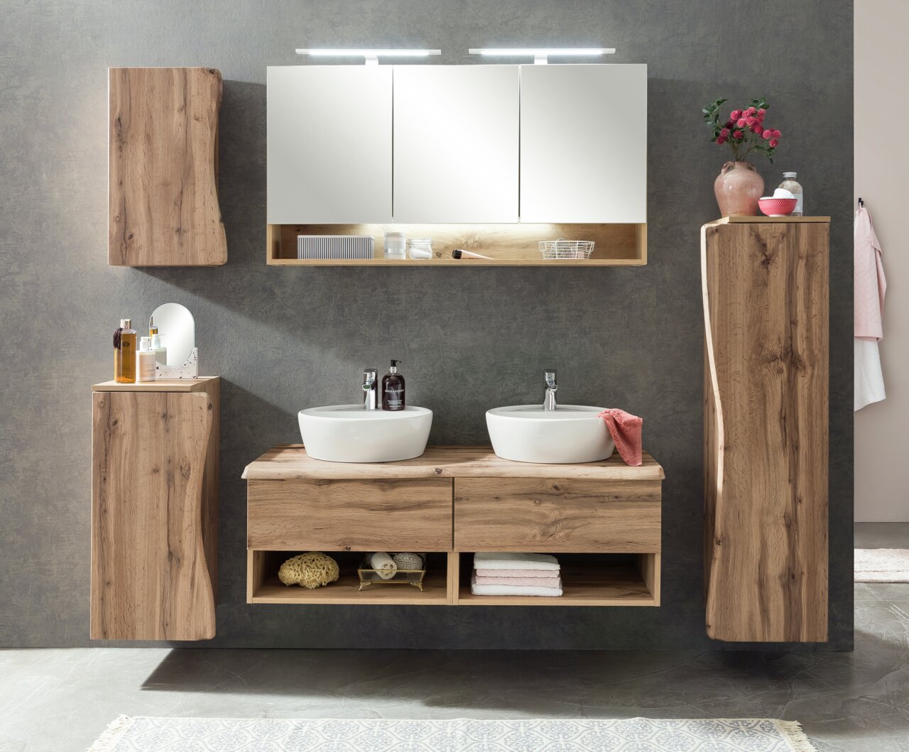Moderne Badezimmermöbel aus Holz mit zwei Waschbecken, einem großen Spiegel und Stauraum, frontal betrachtet.