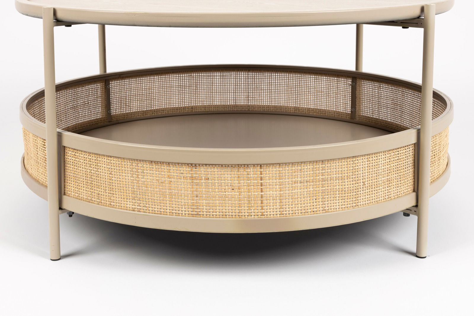 Runder Couchtisch mit Metallrahmen und geflochtenem Rattan-Design, seitliche Perspektive.