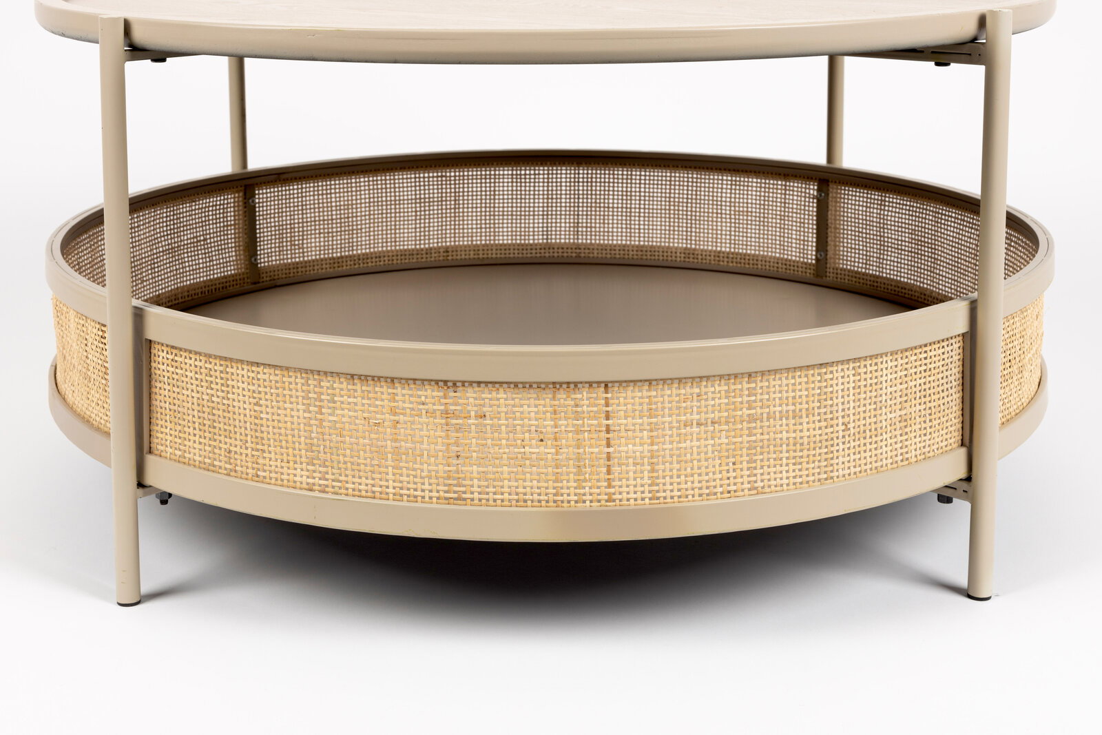 Runder Couchtisch mit Metallrahmen und geflochtenem Rattan-Design, seitliche Perspektive.