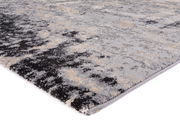 Designer Teppich in Grau- und Schwarztönen mit abstraktem Muster, seitliche Perspektive