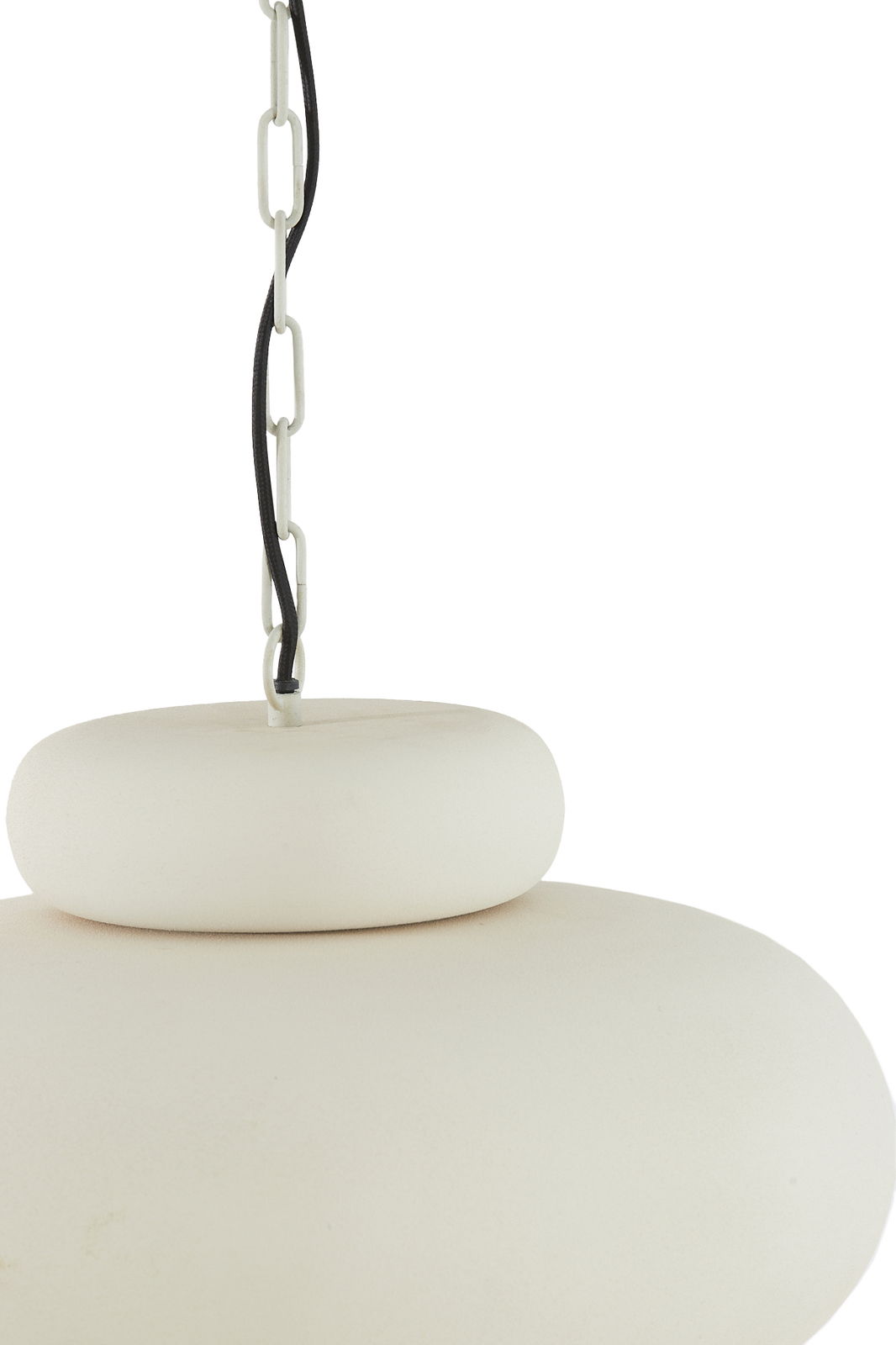 Nahaufnahme einer weißen Hängeleuchte mit Kettenaufhängung, von der Seite betrachtet.