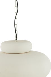 Nahaufnahme einer weißen Hängeleuchte mit Kettenaufhängung, von der Seite betrachtet.