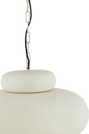 Close-up van een witte hanglamp met kettingophanging, gezien vanaf de zijkant.