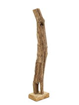 Rustikaler Weinständer aus natürlichem Holz in aufrechter Perspektive.
