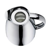 Ansicht von oben auf eine glänzende, silberne Isolierkanne mit ergonomischem Griff und breiter Öffnung.