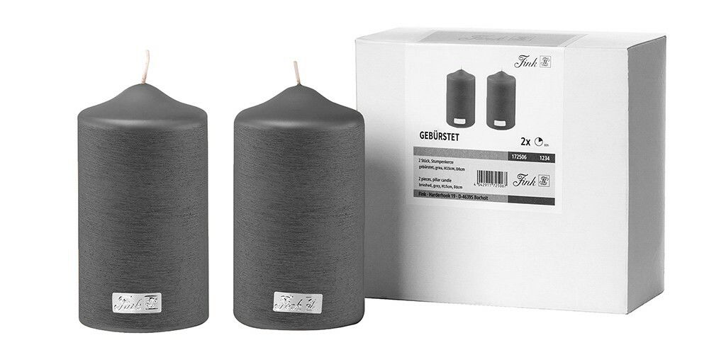 Zwei metallisch gebürstete Kerzen in einem 2er Set, frontal vor einer Verpackung präsentiert.