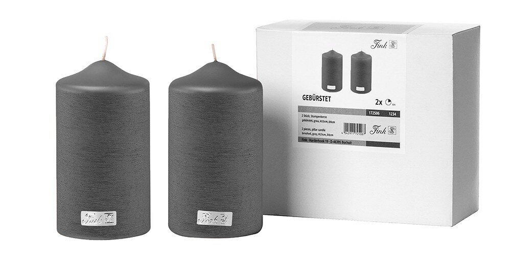Twee kaarsen met een geborsteld metalen oppervlak, in een set van twee, vooraan in een verpakking gepresenteerd.