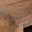 Nahaufnahme einer Ecke einer rustikalen Nachtkommode aus Holz, Perspektive von oben.