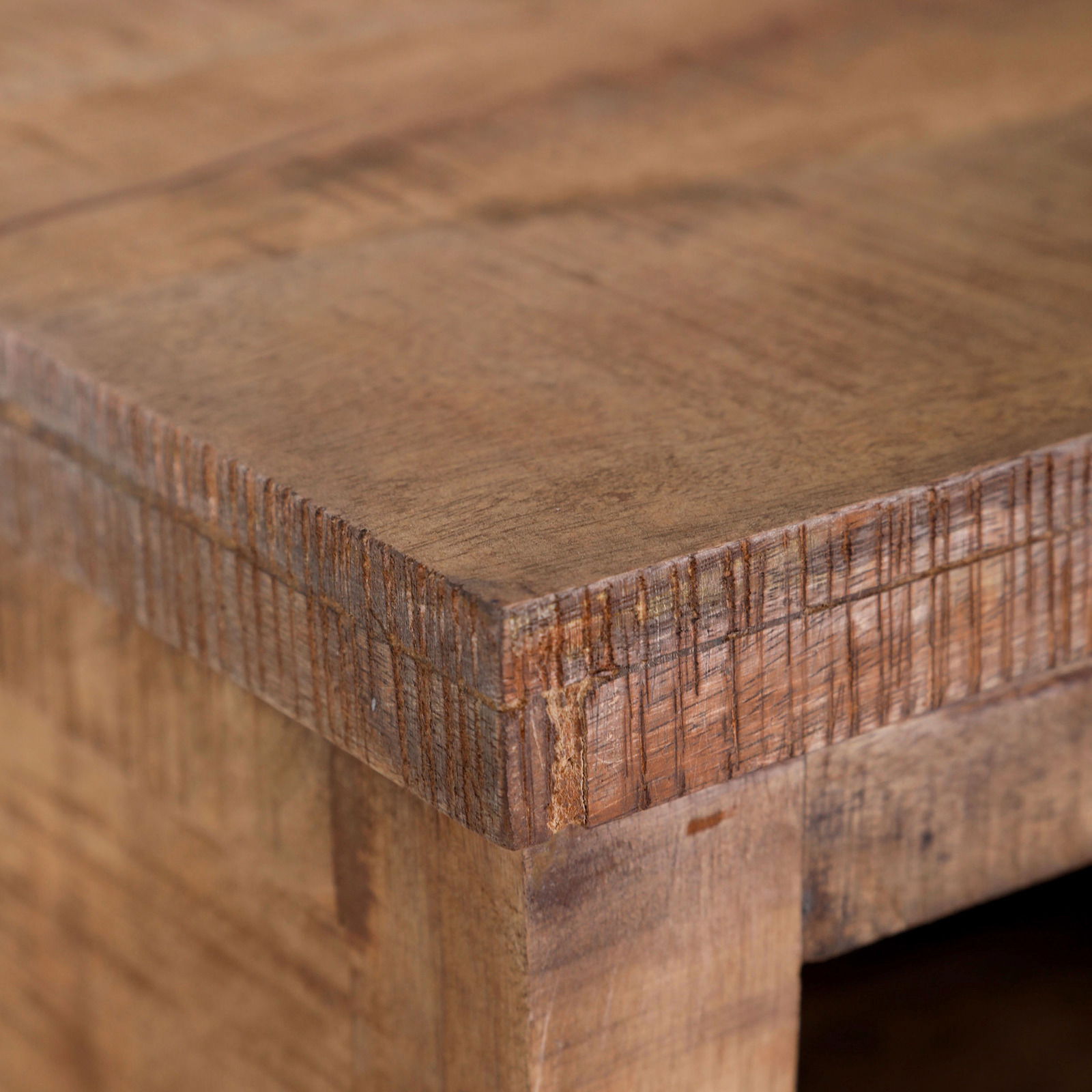 Nahaufnahme einer Ecke einer rustikalen Nachtkommode aus Holz, Perspektive von oben.