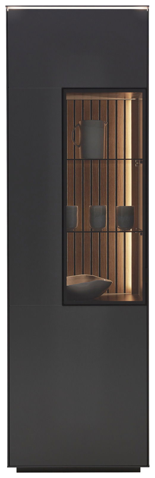 Moderne Vitrine mit dunklem Gehäuse und beleuchtetem Innenraum, frontal betrachtet. Enthält Tassen und eine Schale auf Holzregalen.