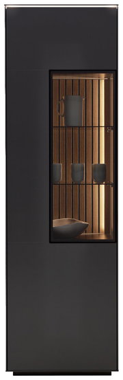 Moderne Vitrine mit dunklem Gehäuse und beleuchtetem Innenraum, frontal betrachtet. Enthält Tassen und eine Schale auf Holzregalen.