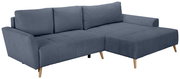 Blaues Ecksofa mit Recamiere rechts, gepolsterter Sitzfläche und drei Rückenkissen, auf Holzfüßen, freigestellt auf weißem Hintergrund, Ansicht schräg von vorn.