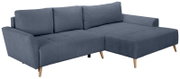 Blaues Ecksofa mit Recamiere rechts, gepolsterter Sitzfläche und drei Rückenkissen, auf Holzfüßen, freigestellt auf weißem Hintergrund, Ansicht schräg von vorn.